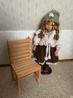 Houten kinder/poppenstoeltje, Verzamelen, Poppen, Ophalen of Verzenden, Zo goed als nieuw, Pop
