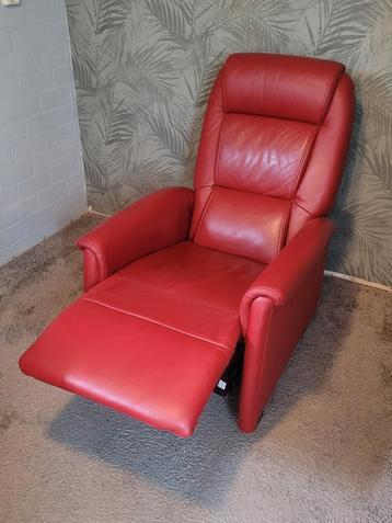 Rode leren relaxfauteuil beschikbaar voor biedingen
