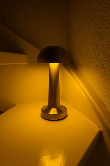 Lamp tafellamp goud – Gloednieuw – 3 lichtstanden – beschikbaar voor biedingen