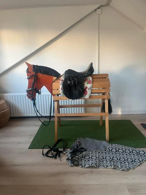 Houten paard met alle spullen!, Kinderen en Baby's, Speelgoed | Houten speelgoed, Gebruikt, Rij- of Hobbelspeelgoed, Ophalen