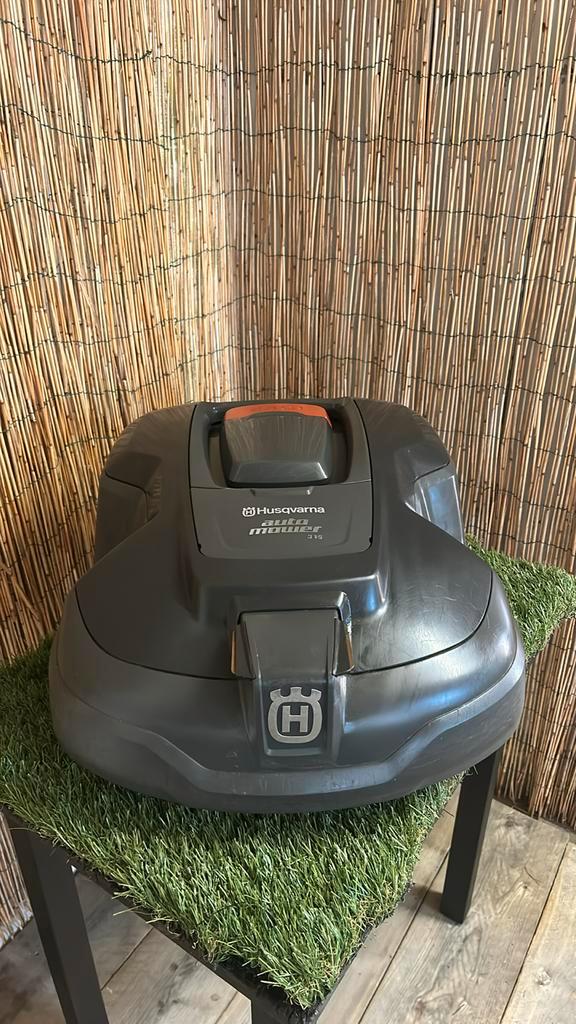 Husqvarna 315, Tuin en Terras, Robotmaaiers, Zo goed als nieuw, 20 tot 25 cm, Met regensensor, Bestuurbaar via app, Ophalen of Verzenden