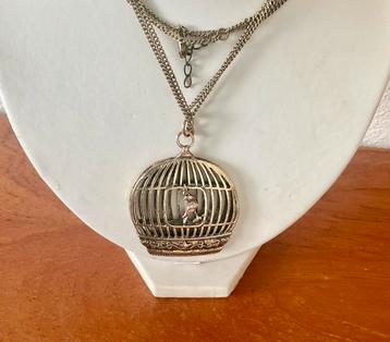 VINTAGE…VINTAGE KETTING MET HANGER “VOGEL IN KOOITJE” beschikbaar voor biedingen