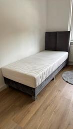 Mooi bed incl. matras in grijs suede, Ophalen, 90 cm, Eenpersoons, Zo goed als nieuw
