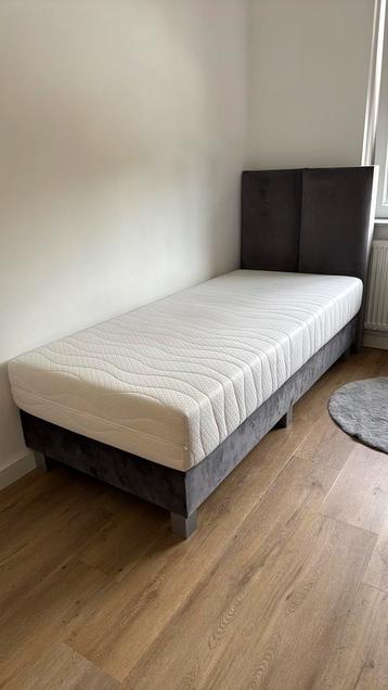 Mooi bed incl. matras in grijs suede beschikbaar voor biedingen