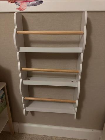 Boekenkastje hang wolken wit beschikbaar voor biedingen