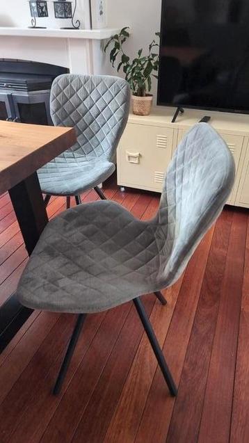 2x eettafel stoelen
