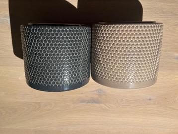 2 aardewerken bloempotten  beschikbaar voor biedingen