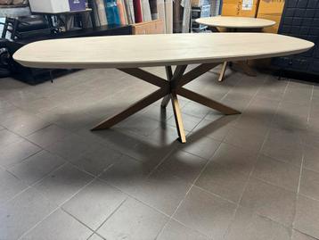 Ovale Scandinavische Eettafel 240x100 cm beschikbaar voor biedingen