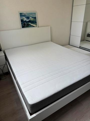 Bedbox met matras 160*200 en extra bed op rails beschikbaar voor biedingen