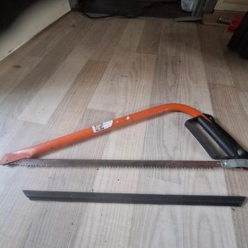 Vlijmscherpe beugelzaag. beschikbaar voor biedingen