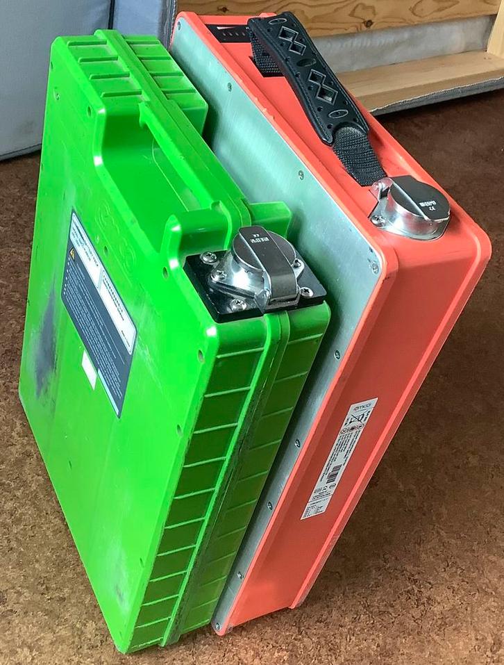 2 accu’s en lader voor Emco scooter, Fietsen en Brommers, Brommeronderdelen | Scooters, Gebruikt, Overige merken, Overige typen