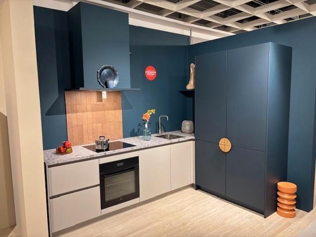 Complete showroom keuken - Mira/Savino, Huis en Inrichting, Keuken | Complete keukens, Nieuw, Hoekkeuken, Overige kleuren, Kunststof