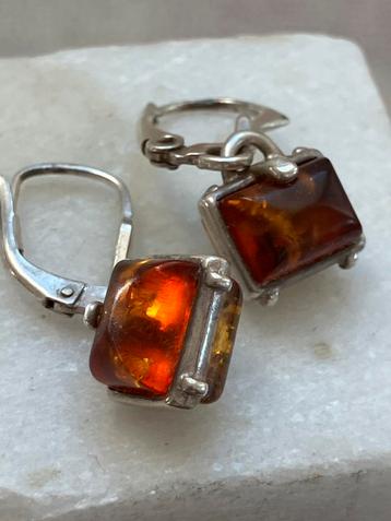 Zilveren oorsieraden met barnsteen beschikbaar voor biedingen