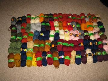 Wol, 93 bollen Carline Neveda, verschillende kleuren. beschikbaar voor biedingen