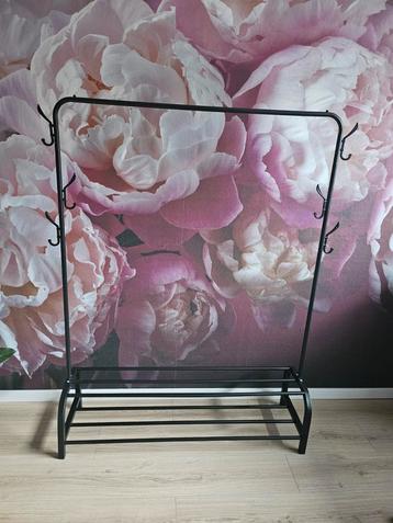 Keurig Kledingrek - Tijdelijk Gebruikt beschikbaar voor biedingen