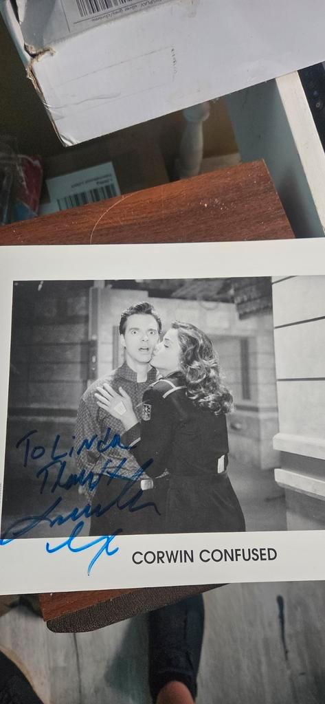 Gesigneerde Corwin Confused Foto, Verzamelen, Film en Tv, Ophalen of Verzenden