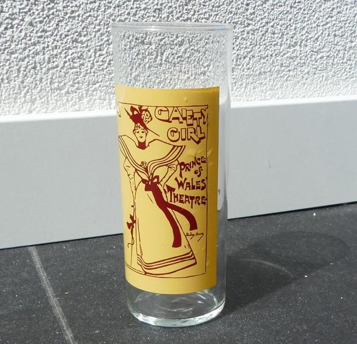 Gaiety Girl musical glas vintage longdrinkglas reclameprint, Huis en Inrichting, Keuken | Servies, Gebruikt, Glas of Glazen, Overige stijlen