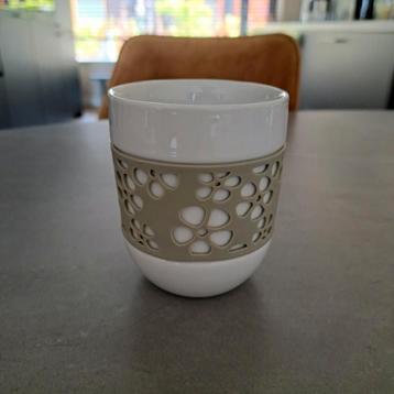 Design mok/beker van Qdo, porselein + siliconen, bloemmotief beschikbaar voor biedingen