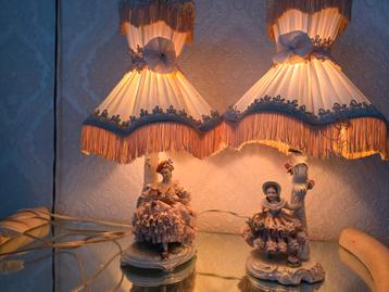 Barokke Porseleinen Tafellampen met Figuur beschikbaar voor biedingen