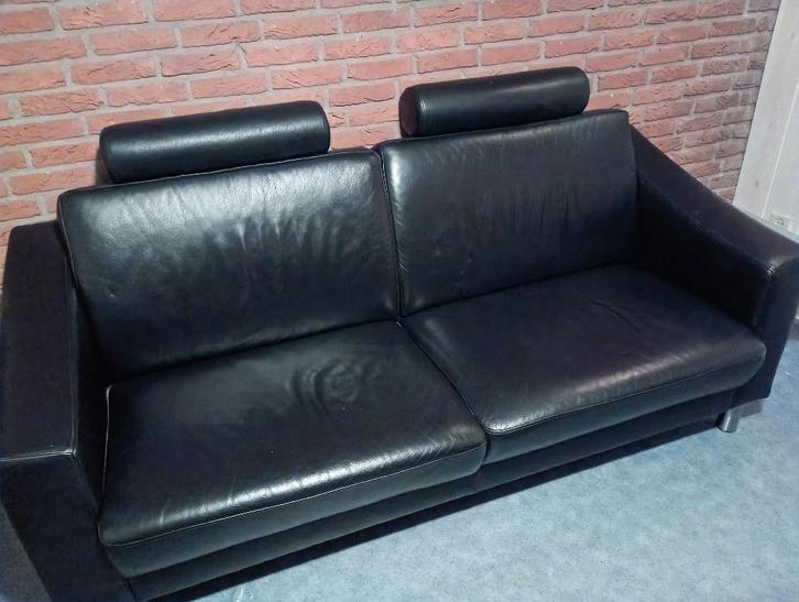 Zwarte leren bank, Huis en Inrichting, Banken | Bankstellen, Gebruikt, Rechte bank, Tweepersoons, 75 tot 100 cm, Leer, Ophalen
