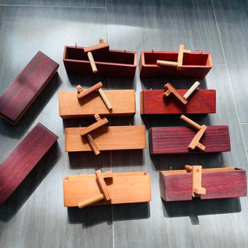 Voer bakjes en slaapstokje voor vogels kanaries beschikbaar voor biedingen