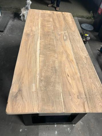 Houten Eettafel (bureau)met Metalen Onderstel beschikbaar voor biedingen