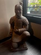 knielende boogschutter uit het Terracotta Leger van keizer, Antiek en Kunst, Kunst | Beelden en Houtsnijwerken, Ophalen of Verzenden