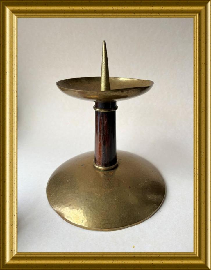 Art deco kandelaar: gehamerd messing met hout, Antiek en Kunst, Antiek | Kandelaars, Koper of Brons, Ophalen of Verzenden