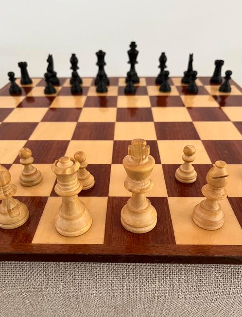 Schaakbord met schaakstenen set schaken chessboard vintage, Hobby en Vrije tijd, Gezelschapsspellen | Bordspellen, Zo goed als nieuw