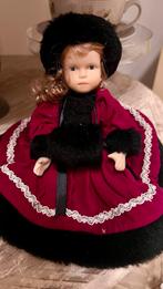 Vintage Porseleinen Pop met Rode Jurk en Zwarte Hoed, Verzamelen, Poppen, Ophalen of Verzenden, Zo goed als nieuw, Pop