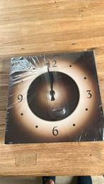 Wandklok anoloog bruin met zwart, Ophalen of Verzenden, Nieuw, Analoog, Wandklok