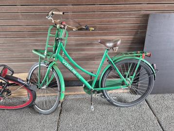 Twee robuuste transportfietsen – groene Vogue Elite & rode O beschikbaar voor biedingen