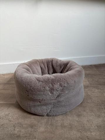 Grijs fluffy kattenbed beschikbaar voor biedingen