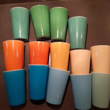  14 bekers pastelkleuren beschikbaar voor biedingen