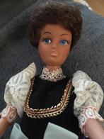 Barbie pop met originele kleertjes aan/klederdracht gemerkt., Zo goed als nieuw, Pop