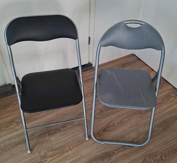 Zwarte en grijze klapstoel beschikbaar voor biedingen