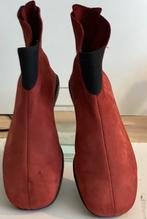 Super mooie rode suede enkellaarsjes maat 39, Kleding | Dames, Schoenen, Lage of Enkellaarzen, Ophalen of Verzenden, Arche, Gedragen