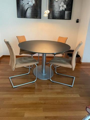 Eettafel ovaal rookglas beschikbaar voor biedingen