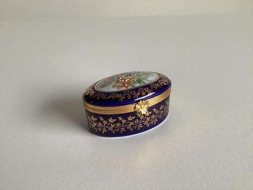 Limoges Rehaussé pillendoosje, Antiek en Kunst, Antiek | Porselein, Ophalen of Verzenden