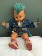 Grote punk pop in spijkerjack, Verzamelen, Poppen, Ophalen of Verzenden, Zo goed als nieuw, Pop