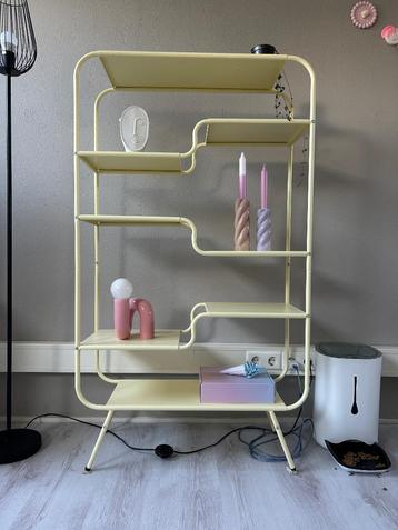 Kast pastelgeel beschikbaar voor biedingen