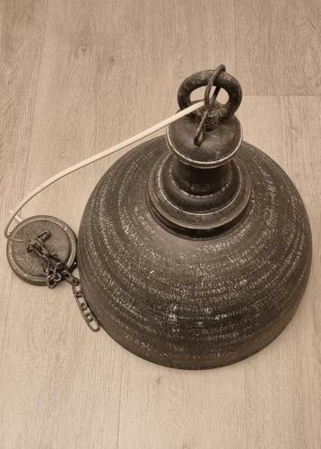 Industriële betonlook hanglamp beschikbaar voor biedingen