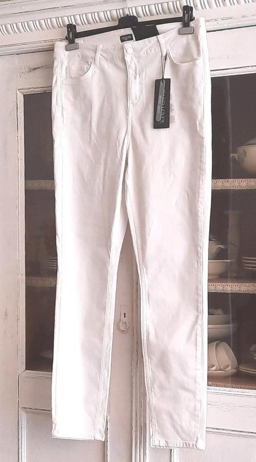 Witte stretch jeans van Base Level Curvy mt 1 (46-48), Kleding | Dames, Grote Maten, Nieuw, Broek of Spijkerbroek, Wit, Verzenden