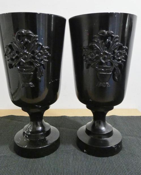 Zwarte aluminium vazen met applicatie [1366], Antiek en Kunst, Antiek | Vazen, Ophalen