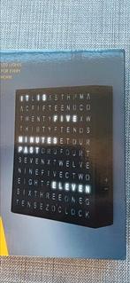 Woordklok zwart nieuw in verpakking, Huis en Inrichting, Woonaccessoires | Klokken, Ophalen of Verzenden, Zo goed als nieuw, Wandklok