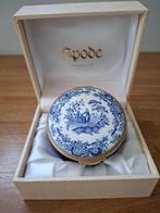 PILLENDOOSJE "Meisje bij Waterpomp" Spode Enamel Box, Verzamelen, Overige Verzamelen, Ophalen of Verzenden, Zo goed als nieuw