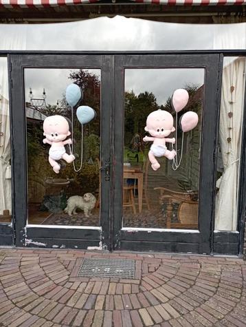 Raamdecoratie Baby Gender Reveal beschikbaar voor biedingen