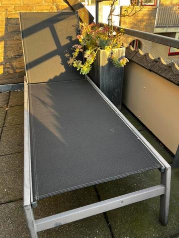 Ligbed met metalen onderstel en los kussen beschikbaar voor biedingen