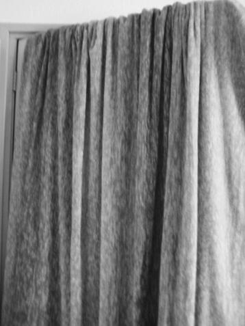 2 GROTE WARME GRIJZE GORDIJNEN LICHT TOT DONKERGRIJS beschikbaar voor biedingen