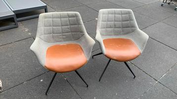 2 eetkamer stoelen 